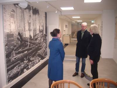 Anne Janssen MdB und Dr. Mathias Middelberg MdB im Gesprch mit Hartmut Peters. 