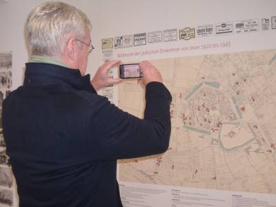 Dr. Mathias Middelberg MdB zeigte sich beeindruckt von der Präsentation des Erinnerungsortes. 