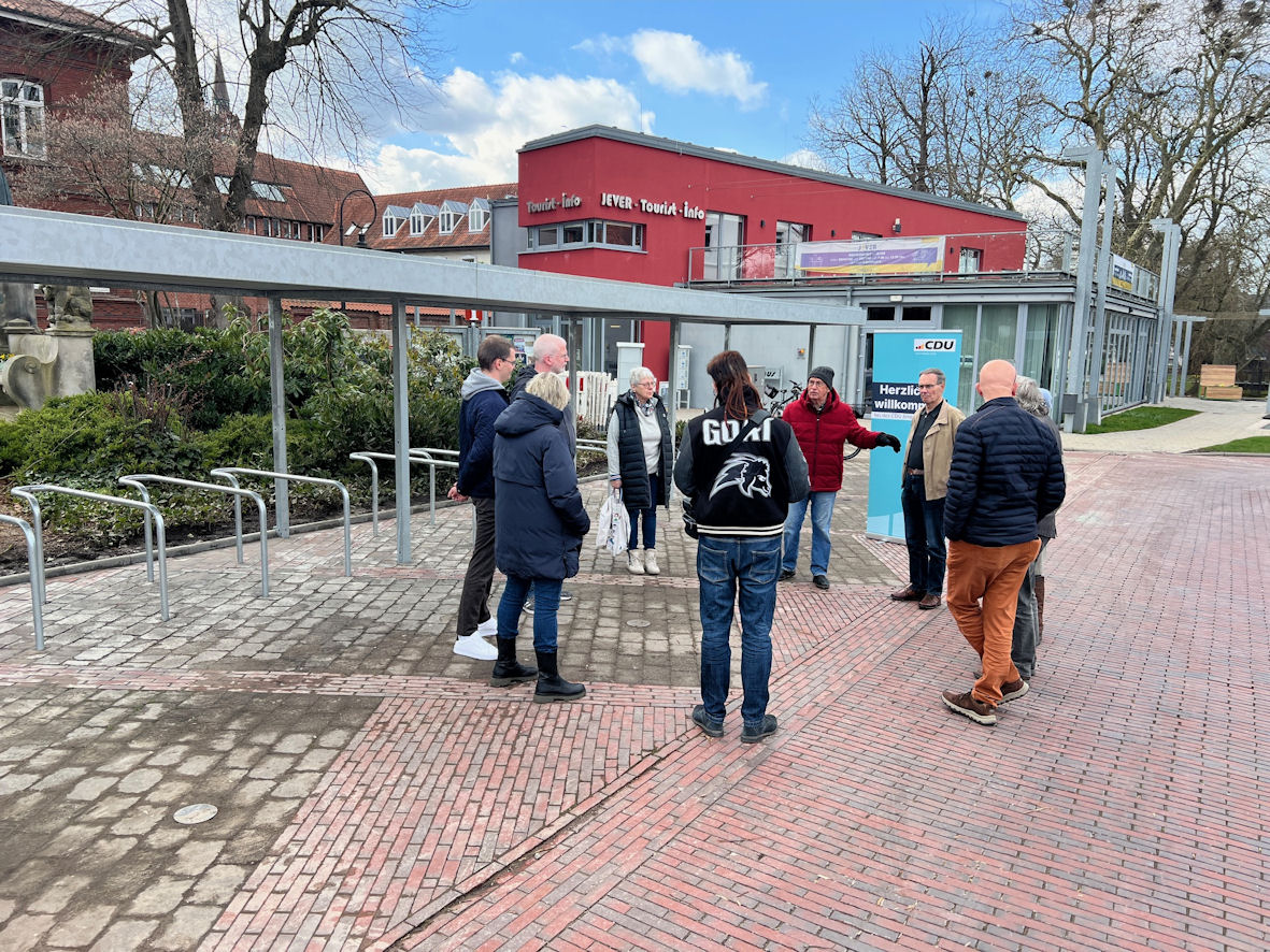 Auf reges Interesse stie� der B�rgerbummel bereits am Graftenhaus. 