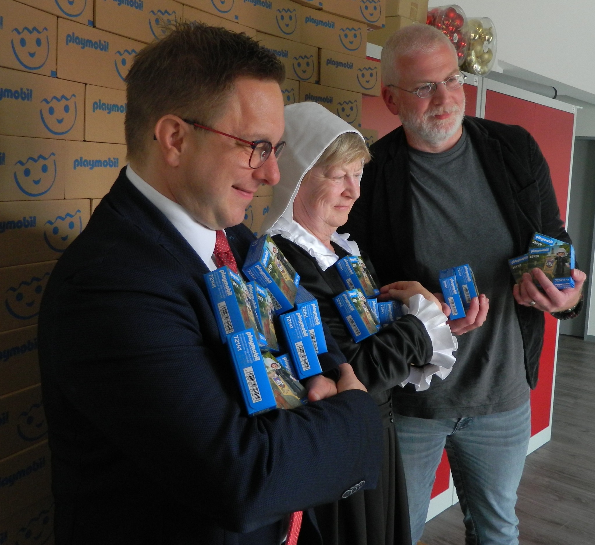 B�rgermeister Jan Edo Albers, Fr�ulein Maria von Jever und Initiator Dr. Matthias Bollmeyer pr�sentieren die neue Playmobil�-Sonderfigur 